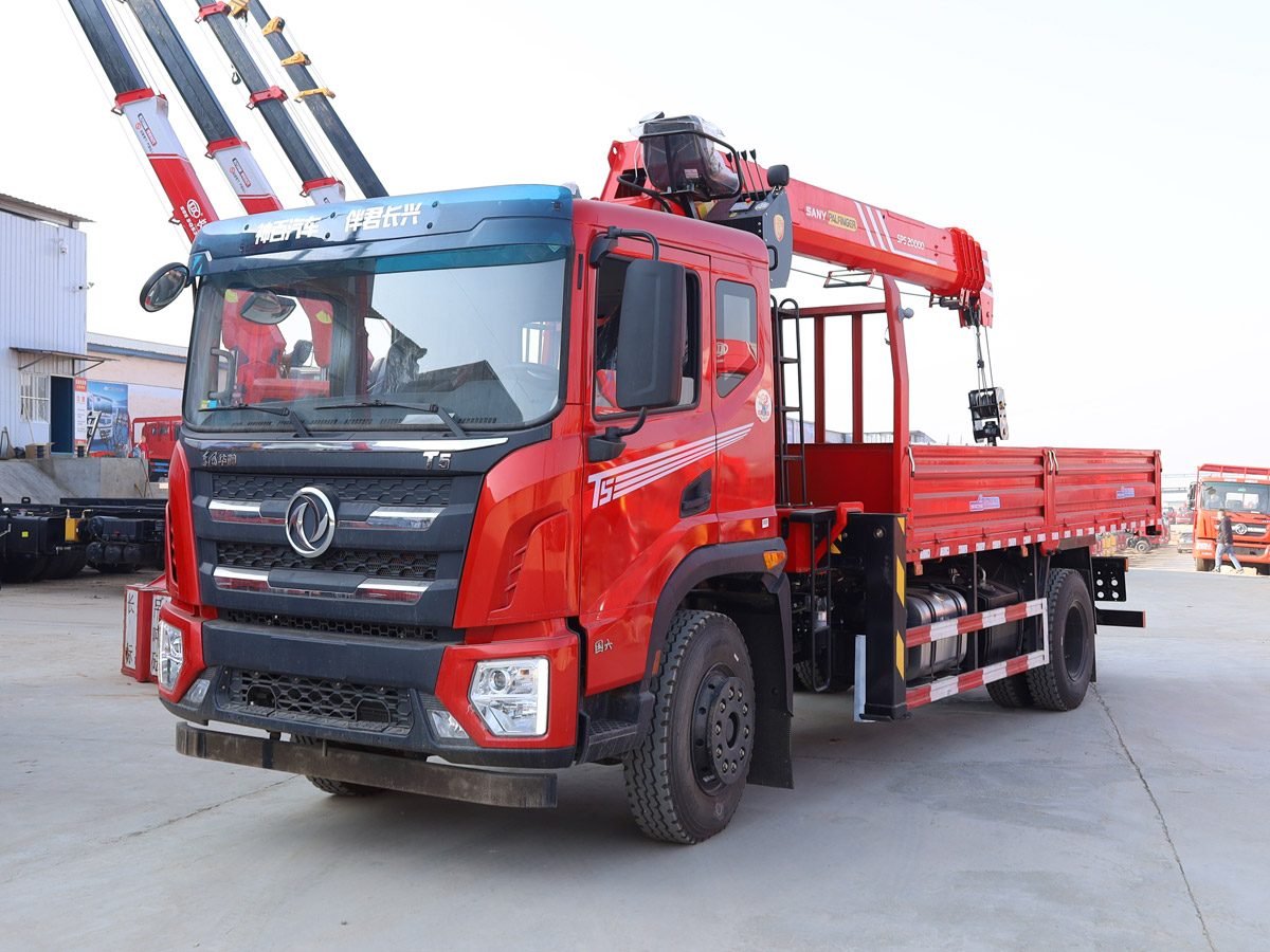 東風(fēng)華神T5排半上裝三一8噸直臂式吊機