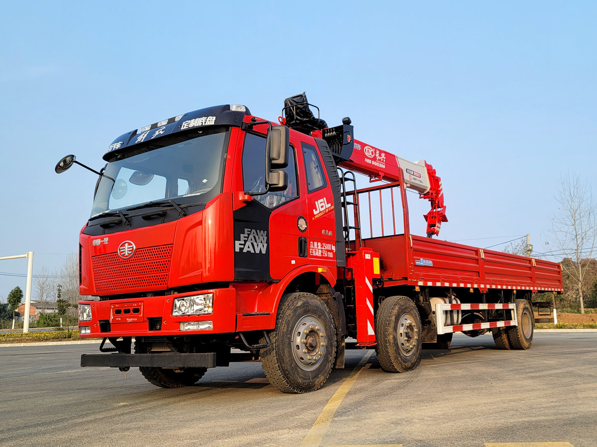 解放J6L小三軸駕駛室上裝長興8噸直臂式吊機(jī)