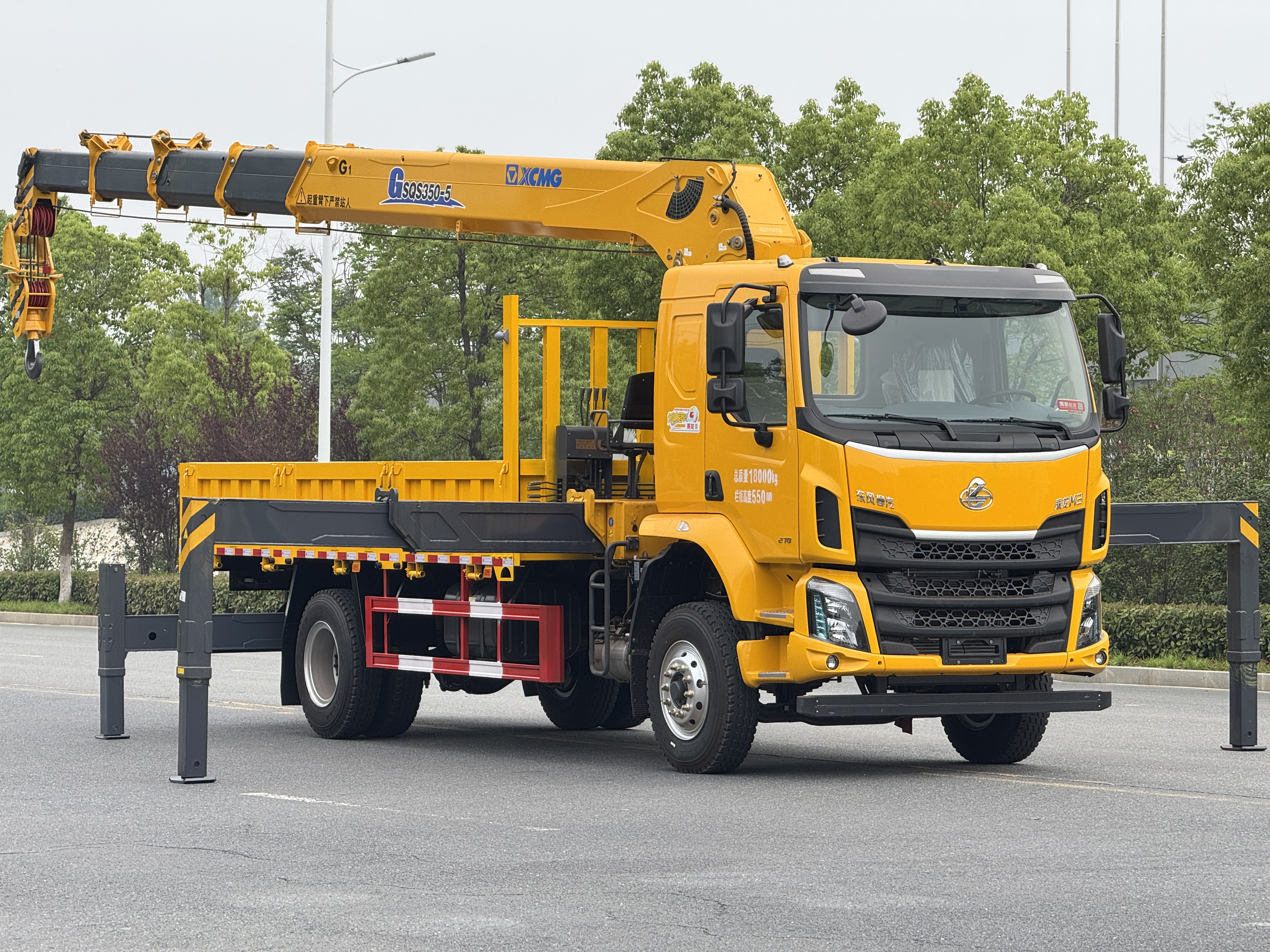 乘龍M3上裝徐工14噸吊機(jī)